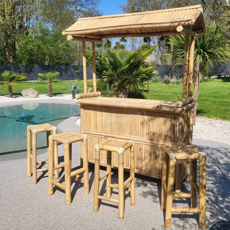 Bar en bambou avec la piscine