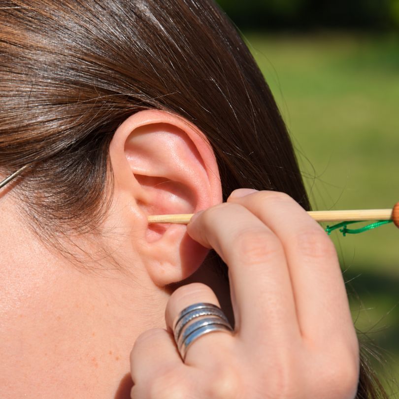 Nettoyage des oreilles avec oriculi en bambou