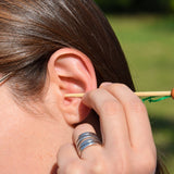 Nettoyage des oreilles avec oriculi en bambou