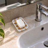 Porte savon en bambou blanc sur le lavabo